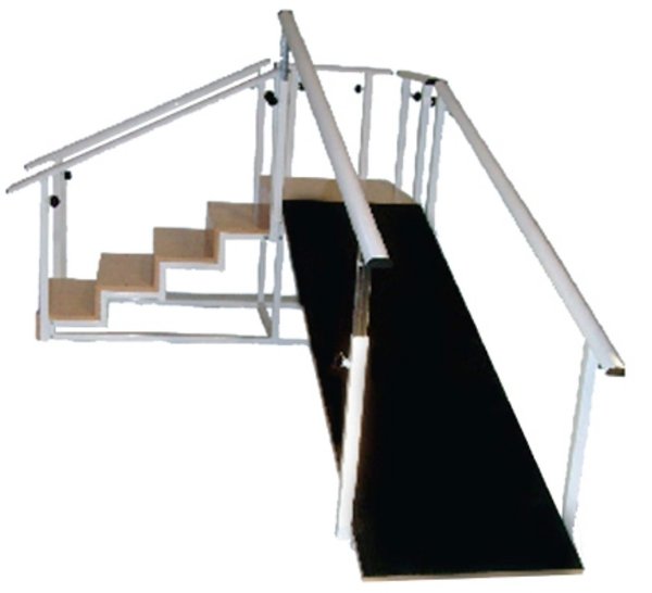 Escalera con cinco escalones de madera regulable en altura (con rampa)